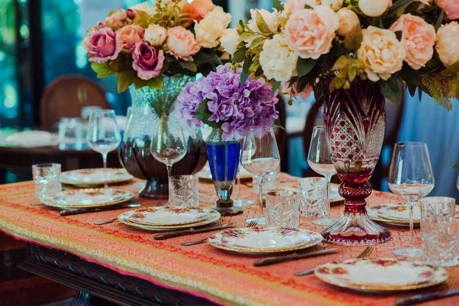 Décorer une table de fête avec des fleurs sans se ruiner
