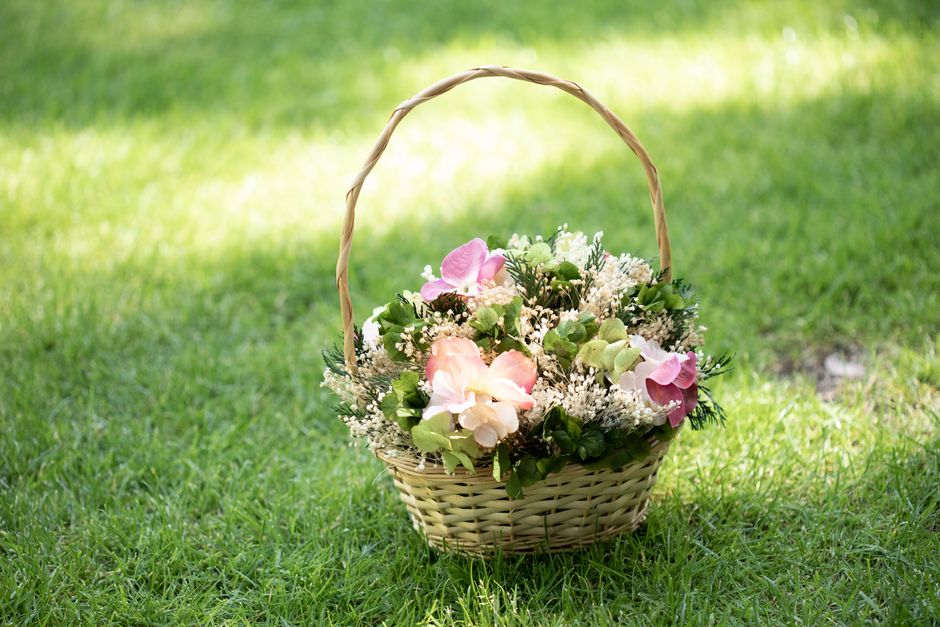 Panier gourmand et bouquet : un duo cadeau qui touche juste